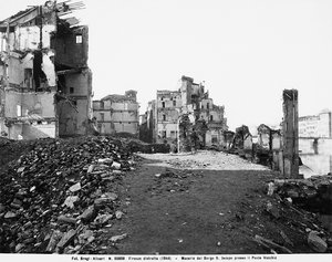 Tweede Wereldoorlog: schade veroorzaakt door het bombardement in Borgo San Jacopo bij de Ponte Vecchio, in Florence. Deze foto was voorheen onderdeel van de Brogi Collectie, maar behoort nu tot de Alinari Collectie
