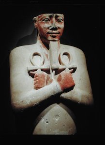 Standbeeld van Sesostris I met de ankh in beide handen gekruist over zijn borst, uit de tempel van Karnak, Nieuwe Rijk