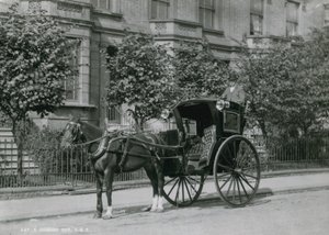 Een bestuurder die op zijn Hansom cab zit