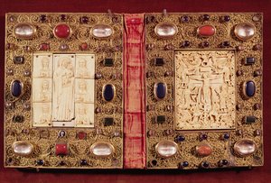 Reliekschrijnplaquette met de Maagd en Kind met Heiligen en de Kruisiging (goud, ivoor & edelstenen)