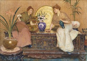 Twee dames zittend op een kist bij een Cairo-ware dienblad en een vaas met bloemen