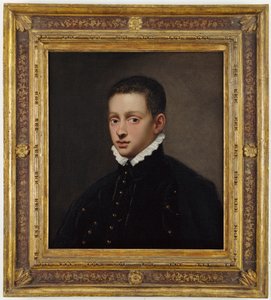 Portret van een jongen, buste-lengte, in een zwart dubbelt met een witte kraag