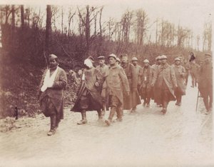 Februari 1917 - Verdun-Front Franse gevangenen gewond begeleid door Duitse soldaten