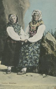 Meisjes in Letse traditionele kleding