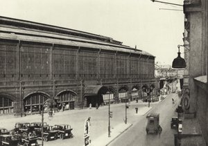 Berlijn: Station Friedrichstrasse (zwart-wit foto)